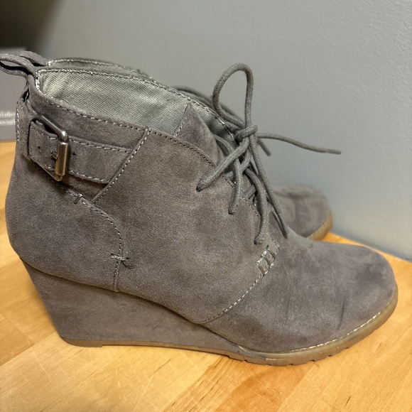Gray Suede boots - Picture 1 of 6